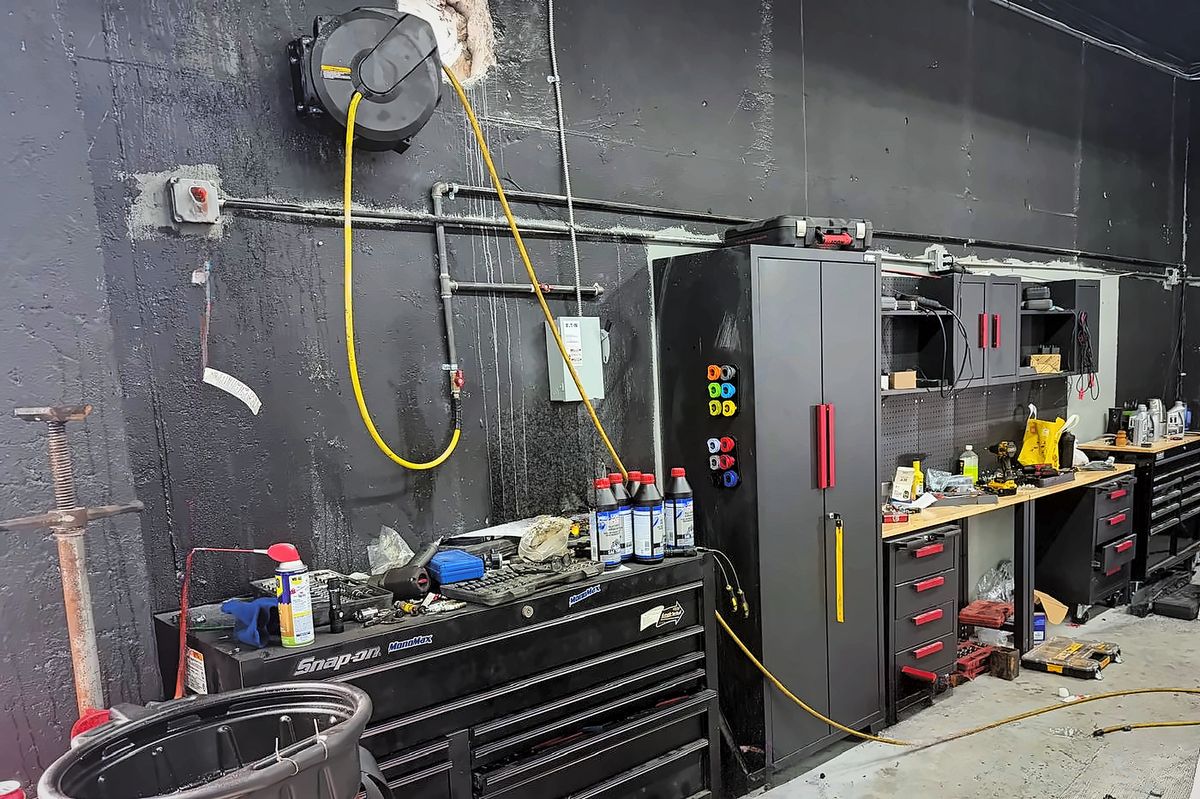 Snap-on tool chest and workbench wall